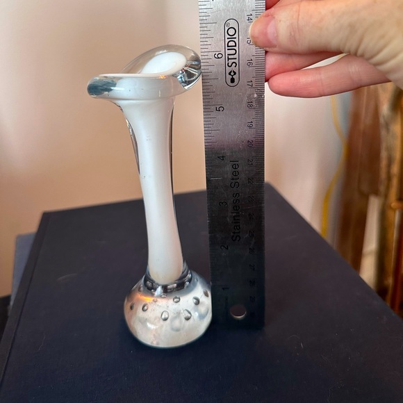 VINTAGE handblown seda style white art glass bud vase - Picture 5 of 6